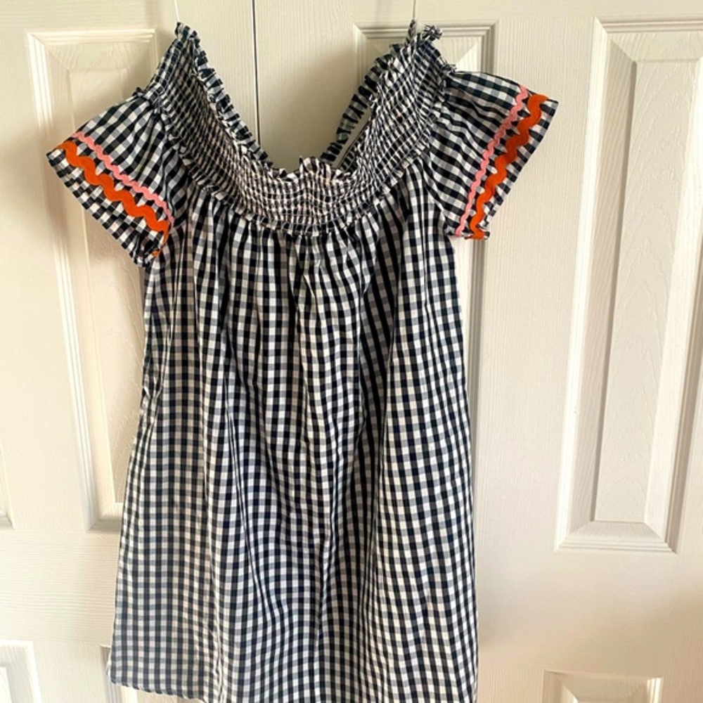 CUTEST dress with rick-rack detail! Wear it ON or OFF your shoulders 🖤🤍🖤